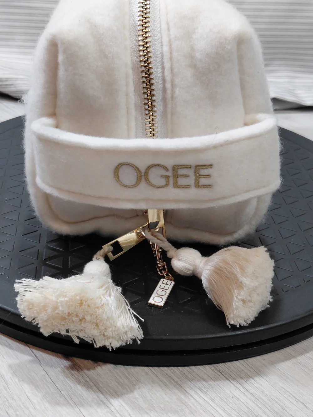 NEW OGEE Limited Edition Cream Sherpa Wool Makeup Bag Vibrant Pink Lining 9
